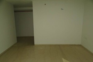 Room in 3 BHK Apartment at Oberoi Realty Esquire, Goregaon East – for Rent