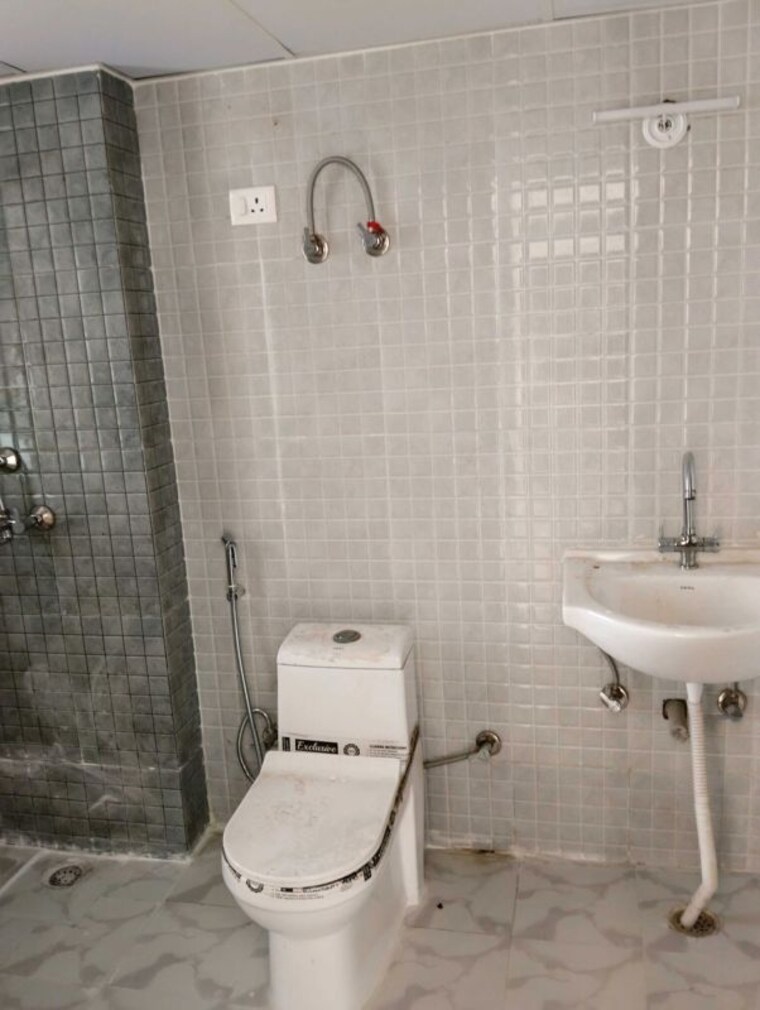 Bathroom, amrapali-heartbeat-city 3 Bedroom 1350 Sq.Ft. Apartment In Sector 107 Noida 9954410