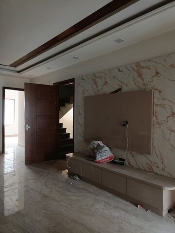 Building Lobby in 3.5 BHK Builder Floor at BPTP Parkland, Sector 75 – for Sale