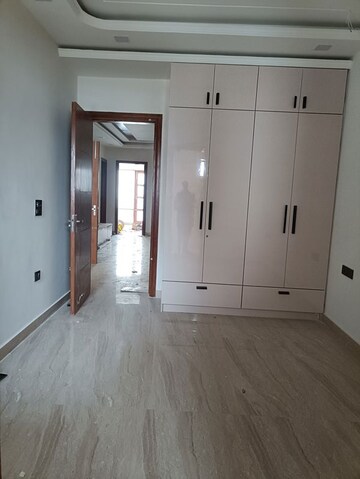 Room in 3.5 BHK Builder Floor at BPTP Parkland, Sector 75 – for Sale