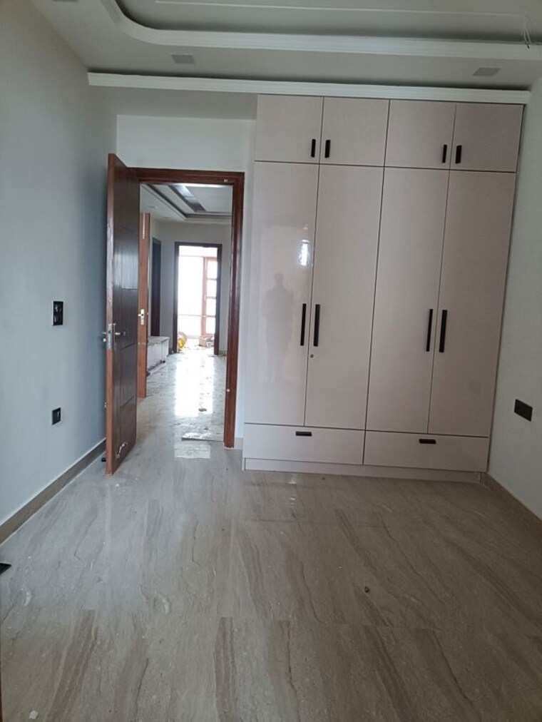 Room, bptp-parkland 3.5 Bedroom 250 Sq.Yd. Builder Floor In Sector 75 Faridabad 9954441