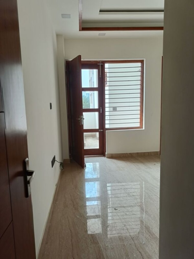 Room, bptp-parkland 3.5 Bedroom 250 Sq.Yd. Builder Floor In Sector 75 Faridabad 9954441