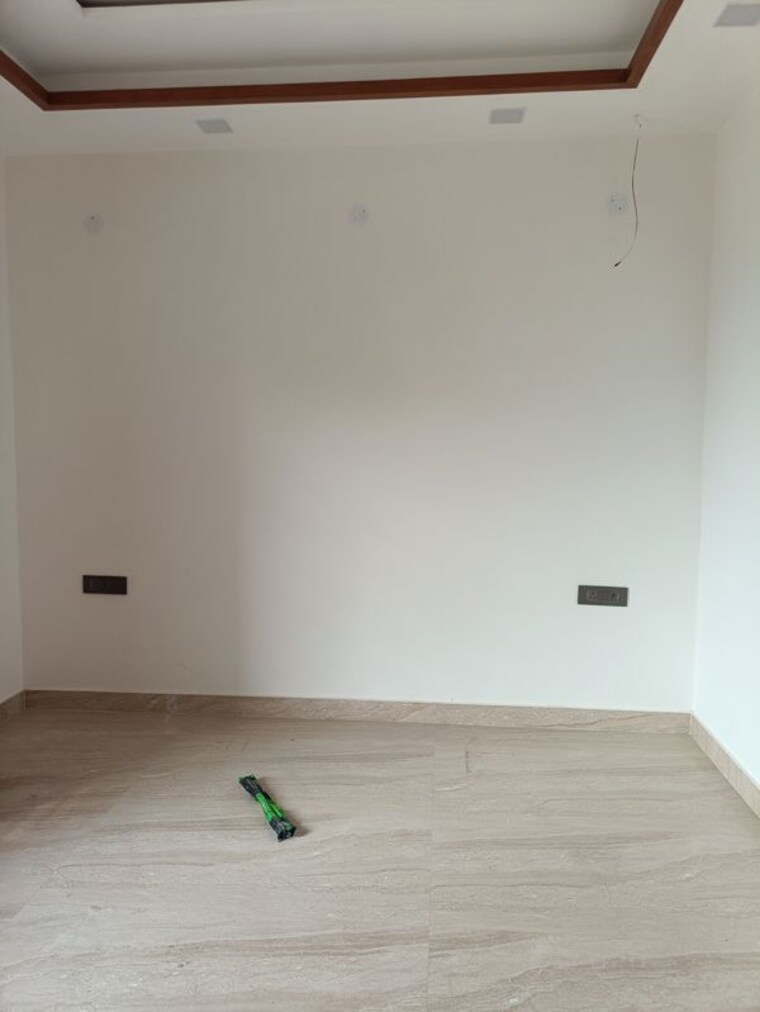 Room, bptp-parkland 3.5 Bedroom 250 Sq.Yd. Builder Floor In Sector 75 Faridabad 9954441
