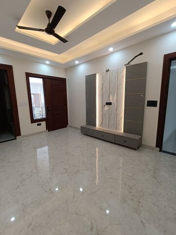 Room in 4 BHK Builder Floor at BPTP Park 81, Sector 81 – for Sale