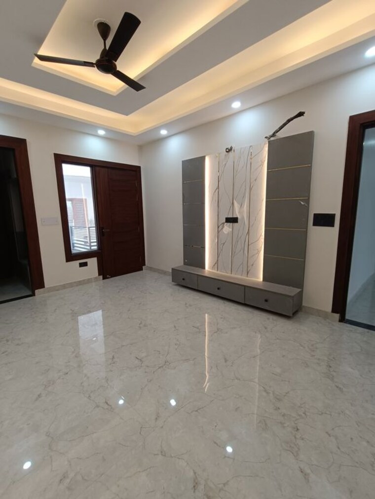 Room, bptp-park-81 4 Bedroom 300 Sq.Yd. Builder Floor In Sector 81 Faridabad 9954451