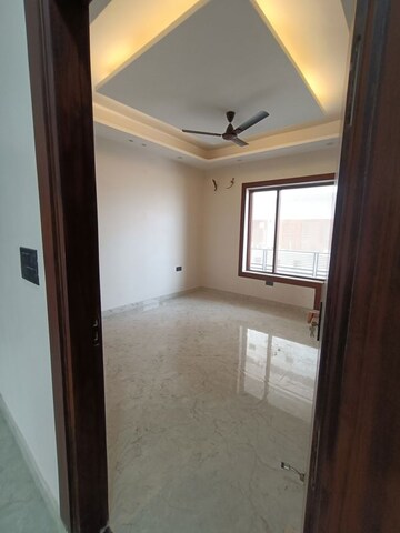 Room in 4 BHK Builder Floor at BPTP Park 81, Sector 81 – for Sale