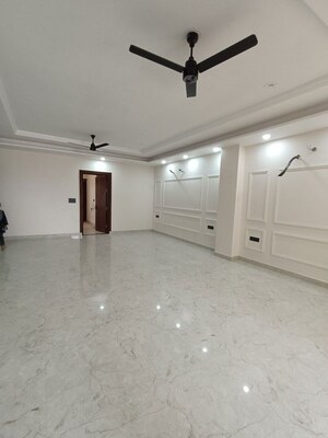 Room in 4 BHK Builder Floor at BPTP Park 81, Sector 81 – for Sale