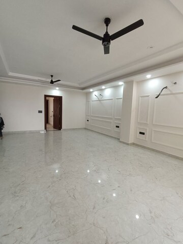 Room in 4 BHK Builder Floor at BPTP Park 81, Sector 81 – for Sale