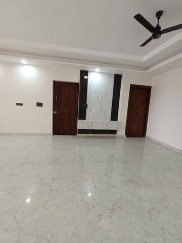Room in 4 BHK Builder Floor at BPTP Park 81, Sector 81 – for Sale