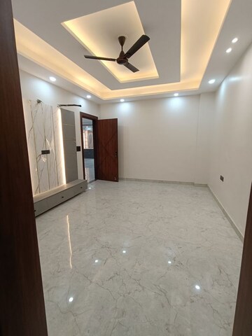 Room in 4 BHK Builder Floor at BPTP Park 81, Sector 81 – for Sale