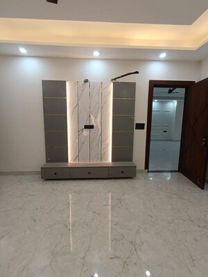 Room in 4 BHK Builder Floor at BPTP Park 81, Sector 81 – for Sale