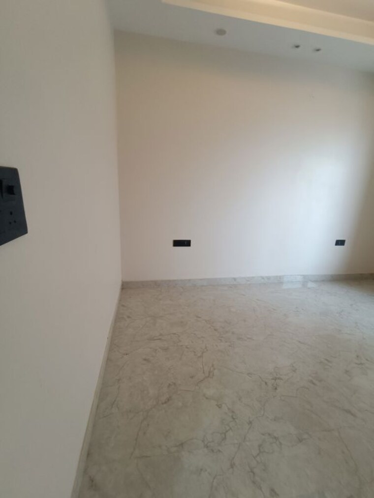 Room, bptp-park-81 4 Bedroom 300 Sq.Yd. Builder Floor In Sector 81 Faridabad 9954451