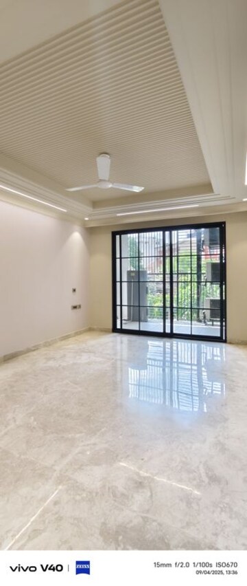 Room in 3 BHK Builder Floor at Defence Colony – for Rent