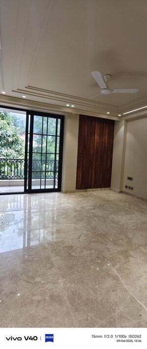 Room in 3 BHK Builder Floor at Defence Colony – for Rent