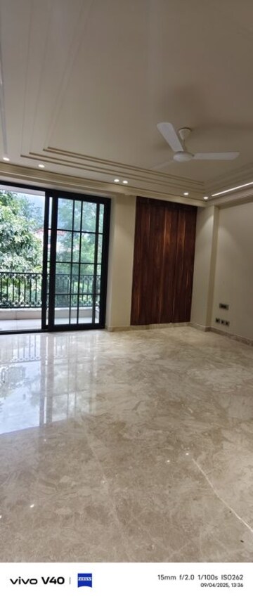 Room in 3 BHK Builder Floor at Defence Colony – for Rent