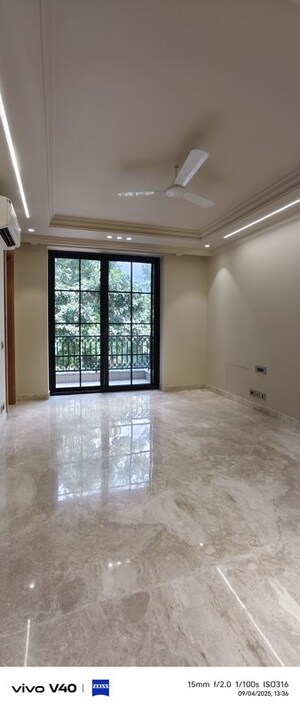 Room in 3 BHK Builder Floor at Defence Colony – for Rent