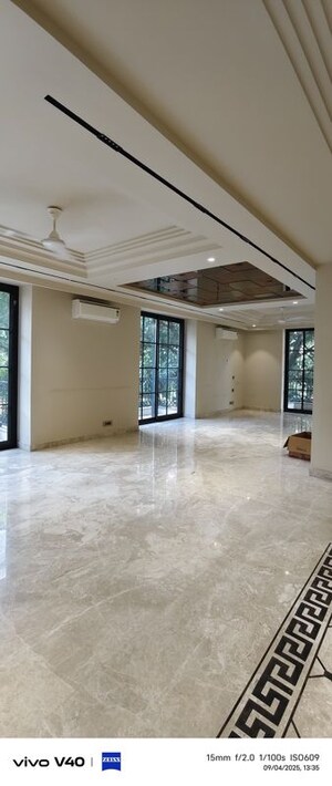 Room in 3 BHK Builder Floor at Defence Colony – for Rent