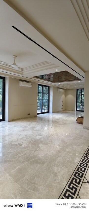 Room in 3 BHK Builder Floor at Defence Colony – for Rent