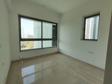 Room in 3 BHK Apartment at Kalpataru Immensa, Kolshet Road – for Rent