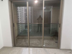 Room in 2 BHK Apartment at Sheth Vasant Oasis, Andheri East – for Rent
