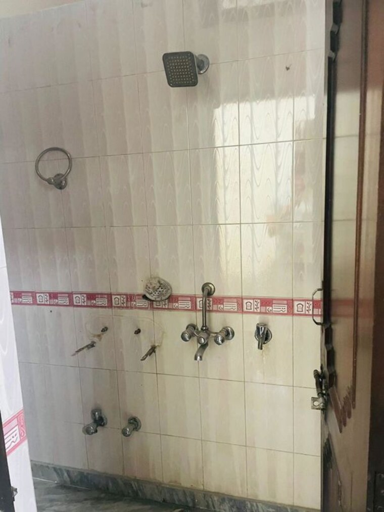Bathroom, mayur vihar 2.5 Bedroom 620 Sq.Ft. Builder Floor In Mayur Vihar Delhi 9954522