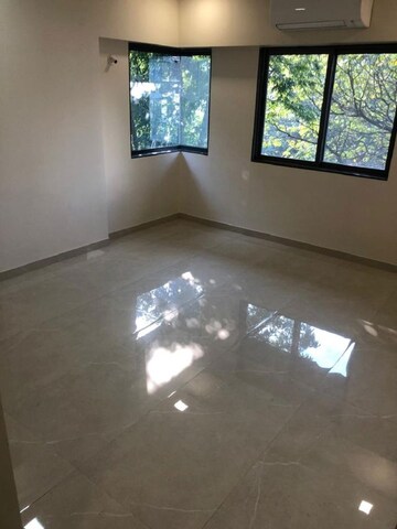 Room in 3 BHK Apartment at Khar West – for Rent