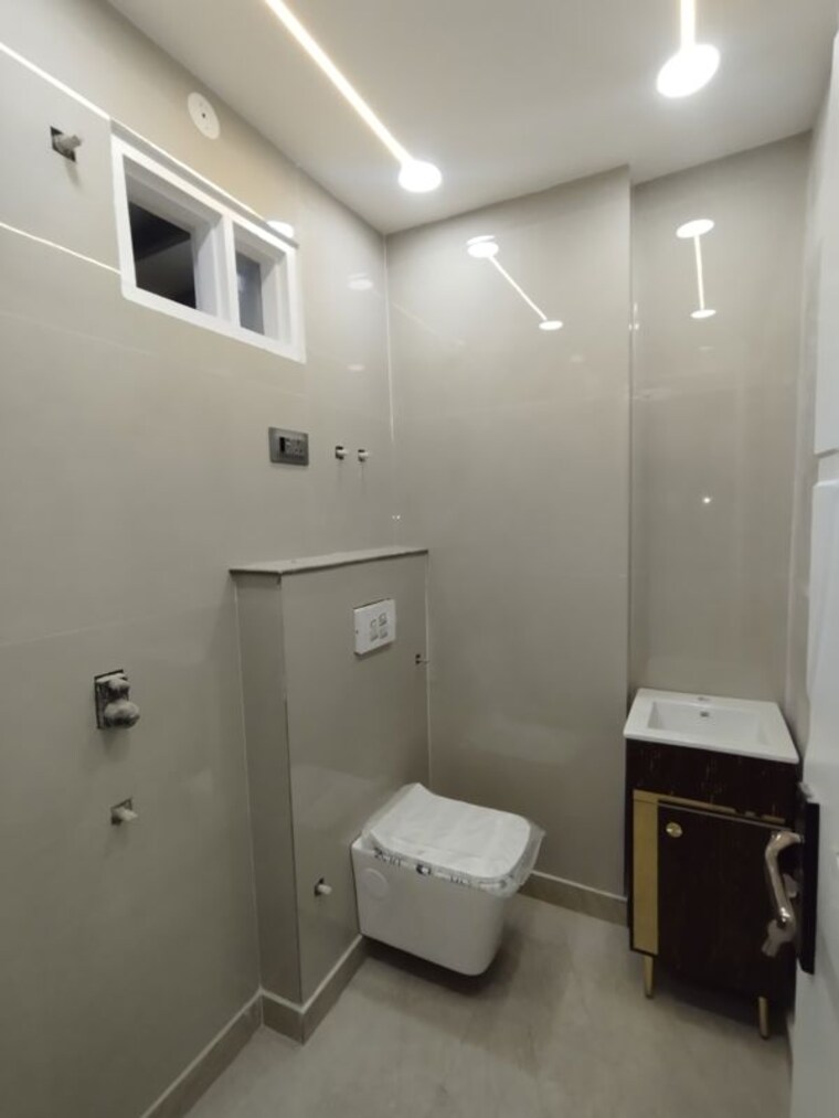 Bathroom, uttam nagar 4 Bedroom 150 Sq.Yd. Builder Floor In Uttam Nagar Delhi 9954526