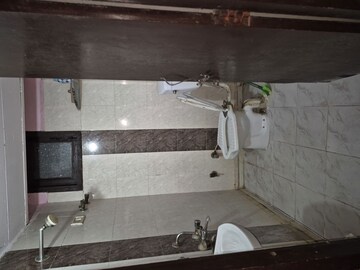 Bathroom in 1.5 BHK Builder Floor at Mayur Vihar – for Rent