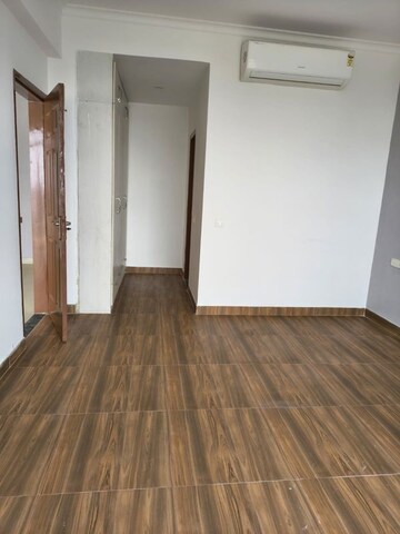 Room in 3 BHK Apartment at Jaypee Greens Pavilion Court, Sector 128 – for Rent