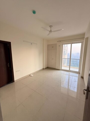 Room in 3.5 BHK Apartment at Amrapali Heartbeat City, Sector 107 – for Rent