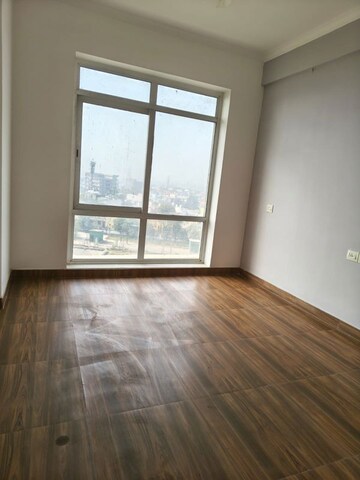 Room in 3 BHK Apartment at Jaypee Greens Pavilion Court, Sector 128 – for Rent