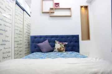 Bedroom in 3 BHK Apartment at Andheri West – for Rent