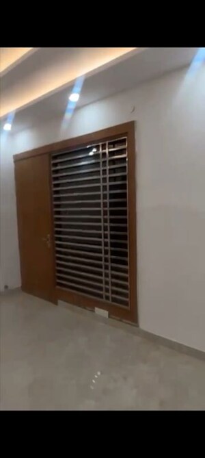 Room in 4 BHK Builder Floor at Sector 9 – for Sale