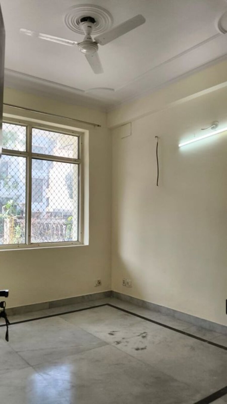 Room, tulip-mall 3 Bedroom 200 Sq.Mt. Builder Floor In Sector 46 Noida 9954669