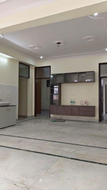 Room in 3 BHK Builder Floor at Tulip Mall, Sector 46 – for Rent