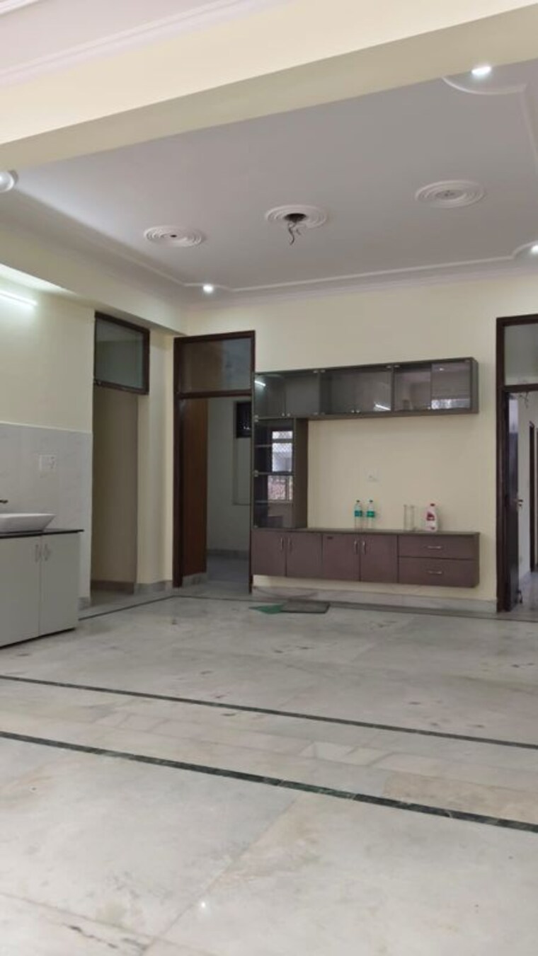 Room, tulip-mall 3 Bedroom 200 Sq.Mt. Builder Floor In Sector 46 Noida 9954669