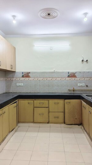 Kitchen in 3 BHK Builder Floor at Tulip Mall, Sector 46 – for Rent