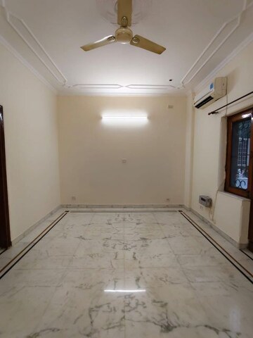 Room in 3 BHK Builder Floor at Birla Arika, Sector 31 – for Rent
