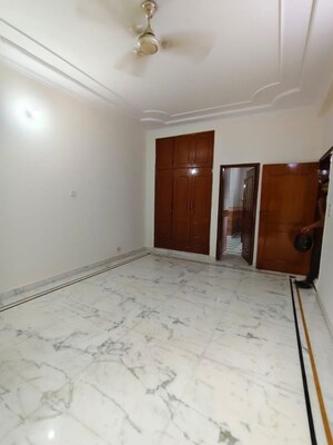 Room in 3 BHK Builder Floor at Birla Arika, Sector 31 – for Rent