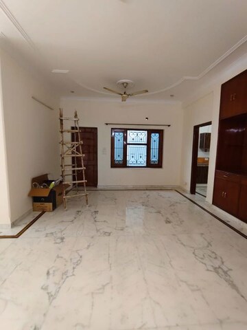 Room in 3 BHK Builder Floor at Birla Arika, Sector 31 – for Rent