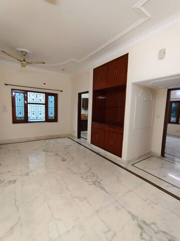 Room in 3 BHK Builder Floor at Birla Arika, Sector 31 – for Rent