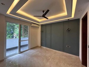 Room in 4 BHK Apartment at Vasant Kunj – for Rent