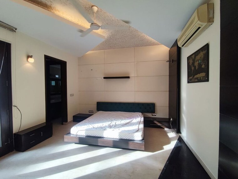 Bedroom, greater kailash ii 4 Bedroom 1000 Sq.Yd. Builder Floor In Greater Kailash ii Delhi 9954772