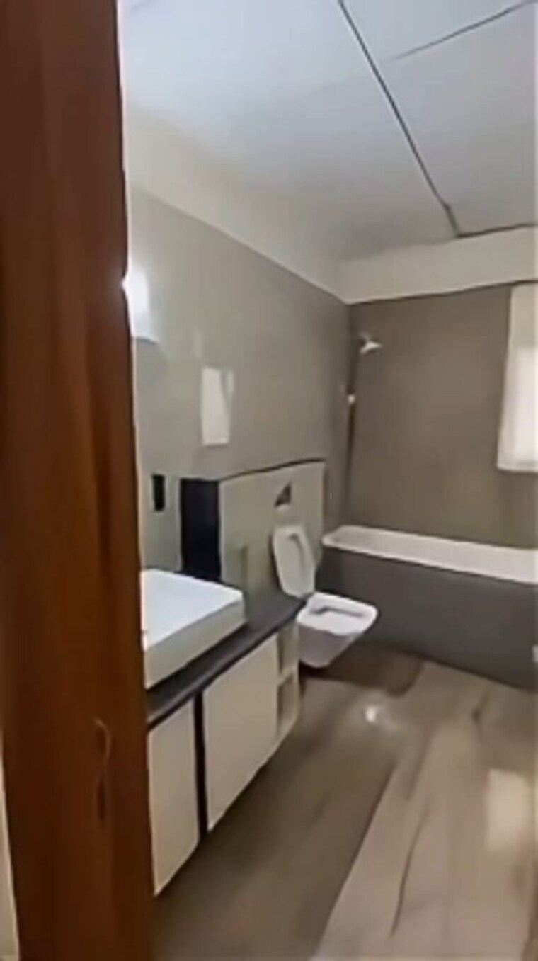 Bathroom, uchdpl-veridia-oakwood-enclave 4 Bedroom 2385 Sq.Ft. Apartment In Wave City Ghaziabad 9954809