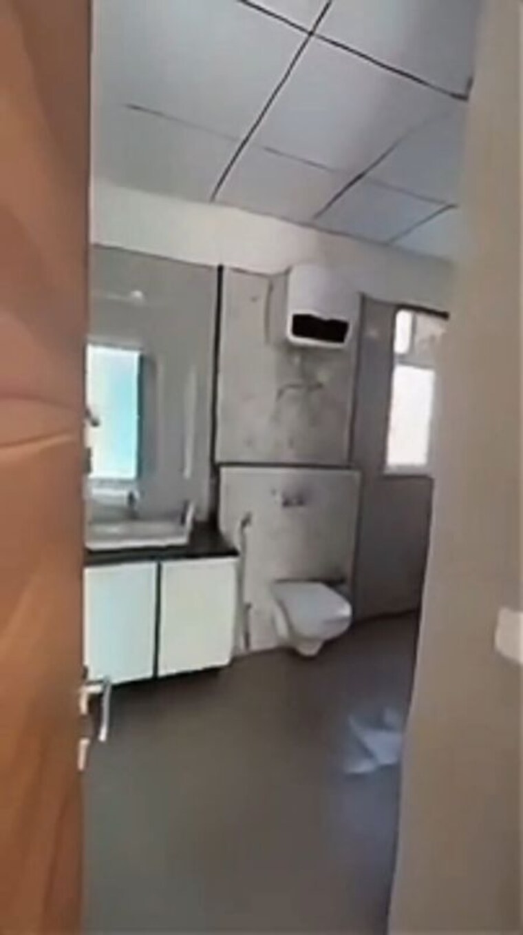 Bathroom, uchdpl-veridia-oakwood-enclave 4 Bedroom 2385 Sq.Ft. Apartment In Wave City Ghaziabad 9954809