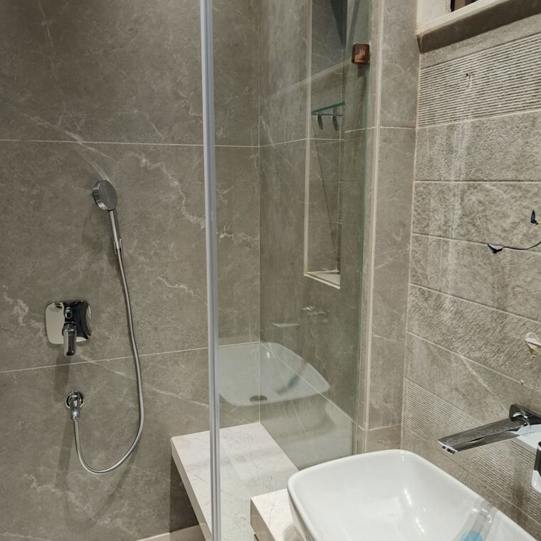 Bathroom, uchdpl-veridia-oakwood-enclave 5 Bedroom 4089 Sq.Ft. Apartment In Wave City Ghaziabad 9954833