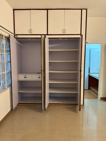 Furnished Amenities in 3 BHK Apartment at Lalazar Apartment, Palace Road – for Sale