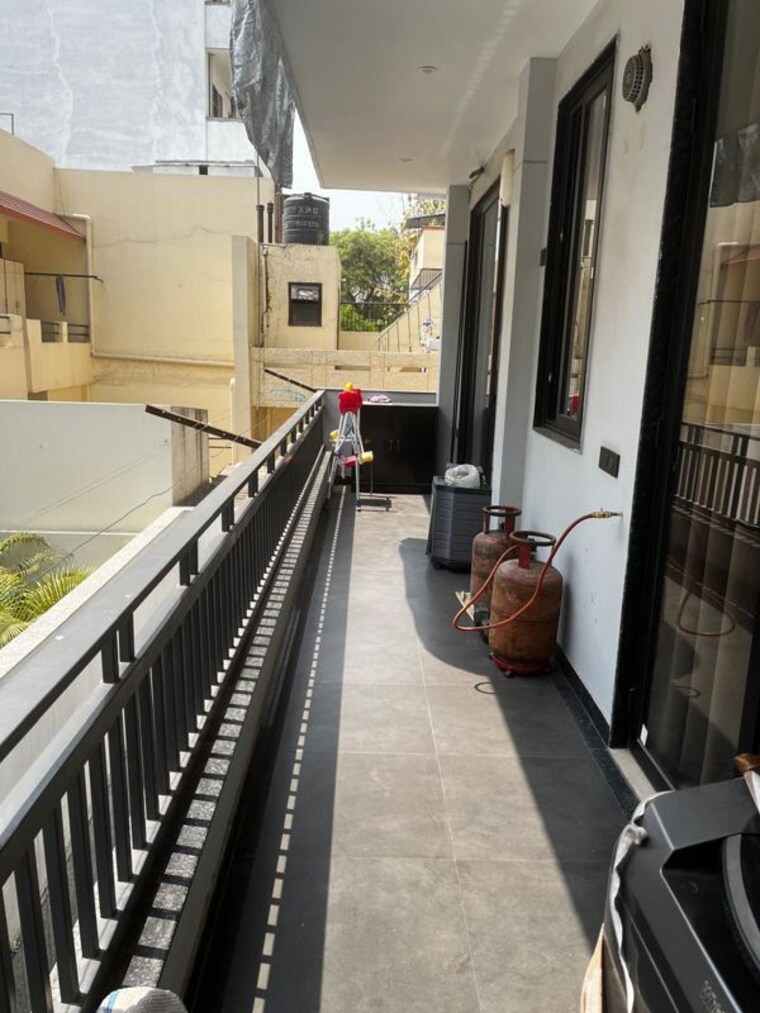 Balcony, sector 14 3 Bedroom 250 Sq.Yd. Builder Floor In Sector 14 Gurgaon 9954852