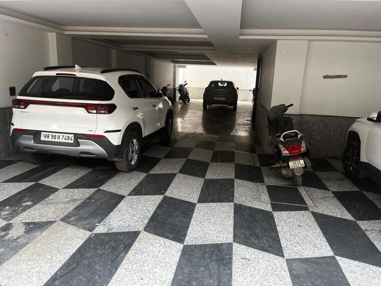  Parking, sector 14 3 Bedroom 250 Sq.Yd. Builder Floor In Sector 14 Gurgaon 9954852