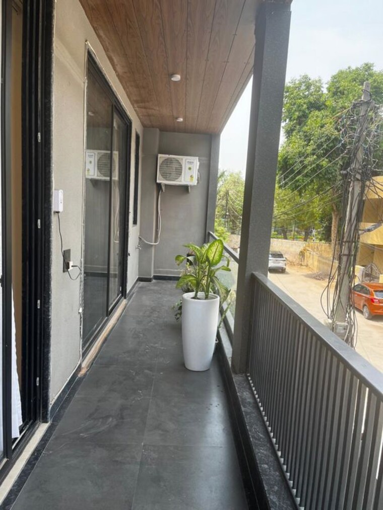 Balcony, sector 14 3 Bedroom 250 Sq.Yd. Builder Floor In Sector 14 Gurgaon 9954852